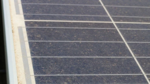 Entretien panneaux solaires toit var