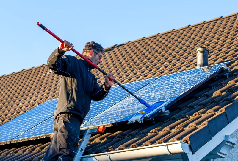 Nettoyage panneaux solaires toit var